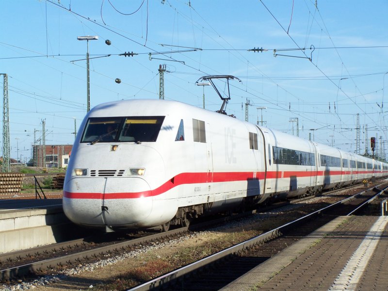 Dieser unbekannte ICE-2 Triebzug fuhr zusammen mit dem ICE-2  Lbbenau/Spreewald  nach Hamburg-Altona. Hier im Bahnhof Ingolstadt.
