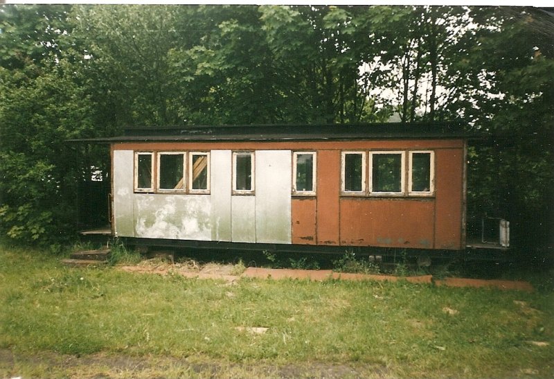 Dieser versteckte Reisezugwagen ohne Drehgestelle mit der Bezeichnung:KB4tr 970-812 hatte sogar in einem DEFA-Spielfilm eine kleine Nebenrolle.Im Juni 1998 stand Dieser in Putbus.