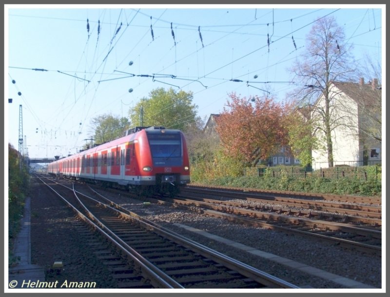 Dieser Vollzug mit 423 379 und 423 328 hatte am 24.10.2008 gerade den Bahnhof Frankfurt am Main-Griesheim verlassen und fuhr in Fahrtrichtung Hauptbahnhof. Leider warf ein Gebude einen Schatten auf den vorderen Teil des Triebzuges. 