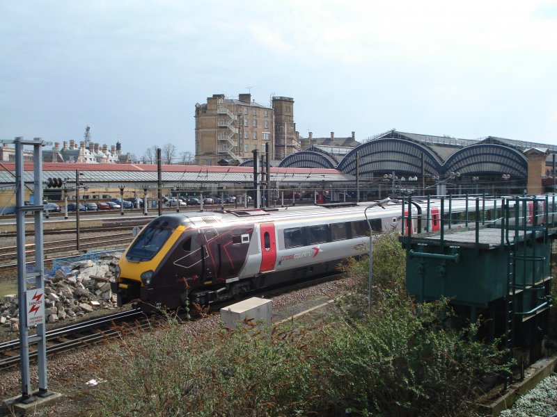 Dieser Voyager-Triebzug der Gesellschaft  cross country  verl�sst am 01.04.09 den Bahnhof York in Richtung Norden.