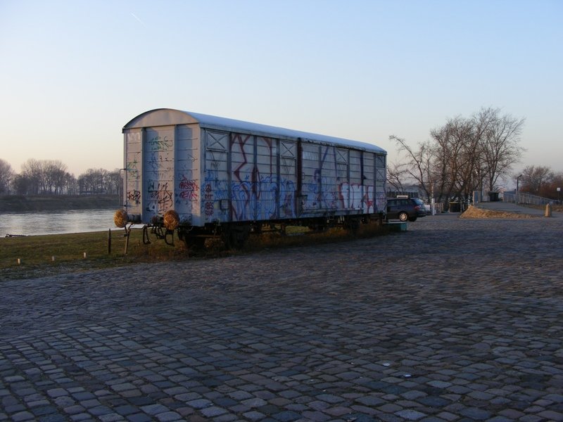 Dieser Wagen erinnert am alten Hafen in Dresden-Neustadt an die Hafenbahn. Aufgenommen am 21.12.2007