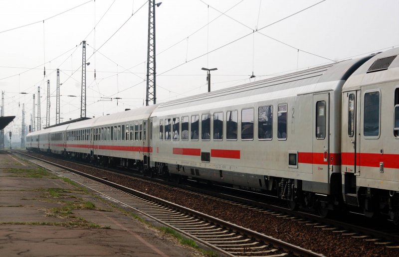 Dieser Wagen fiel mir am 04.04.09 im Zugverband von IC73929 auf. Fotografiert in Grokorbetha.