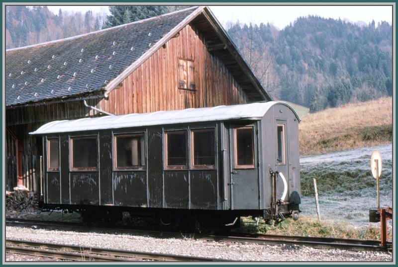 Dieser Wagen unbekannter Herkunft und Gattung stand in Langen-Buch an der Bregenzerwaldbahn. (Archiv 11/78)