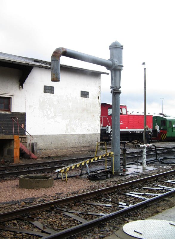 Dieser Wasserkran im BW Glauchau sorgte am 09.09.07 nicht f�r das n�tige Nass,dass hatte Petrus an diesem Tag bestens im Griff. Interessant sind die Y-Stahlschwellen die an den Lokbehandlungsanlagen liegen.