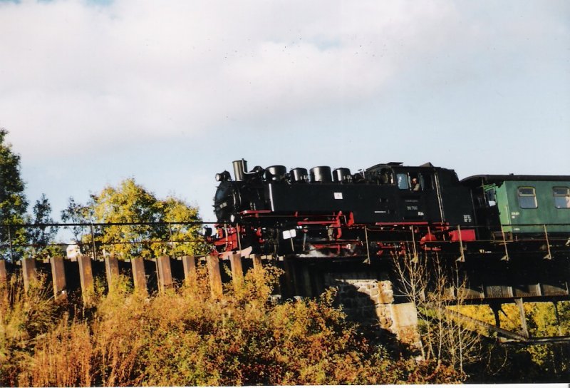 Dieser Zug der Fichtelbergbahn fhrt in den Bahnhof Oberwiesental ein. Und hat somit seinen Tagessoll erfllt, Oktober 2004