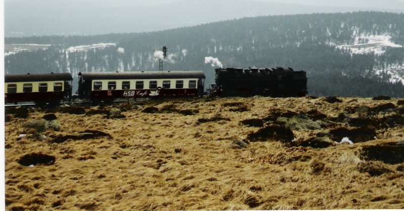Dieser Zug hat den Brocken verlassen und f�hrt nun nach Drei Annen Hohne zur�ck. Die Zuglok ist hier die 99 7241, am 30. M�rz 2002