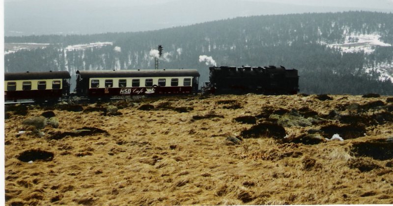 Dieser Zug hat den Brocken verlassen und fhrt nun nach Drei Annen Hohne zurck. Die Zuglok ist hier die 99 7241, am 30. Mrz 2002