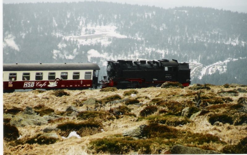 Dieser Zug hat den Brocken verlassen und f�hrt nun nach Drei Annen Hohne zur�ck. Die Zuglok ist hier die 99 7241, am 30. M�rz 2002