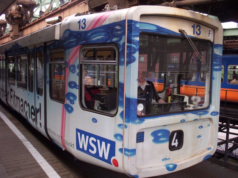 Dieser Zug hat den Endpunkt Oberbarmen erreicht, um gleich zurck nach Vohwinkel zu fahren.