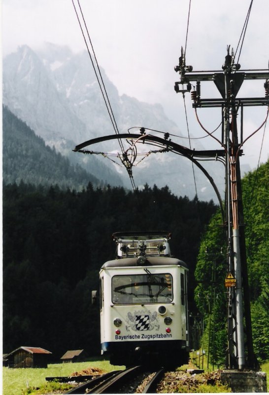 Dieser Zug hat Grainau eben verlassen und fhrt nun, vorbei an den Kuh Wiesen die Zahnradstrecke zur zugspitze hinauf. Grainu, 13.7.2005, 11:30