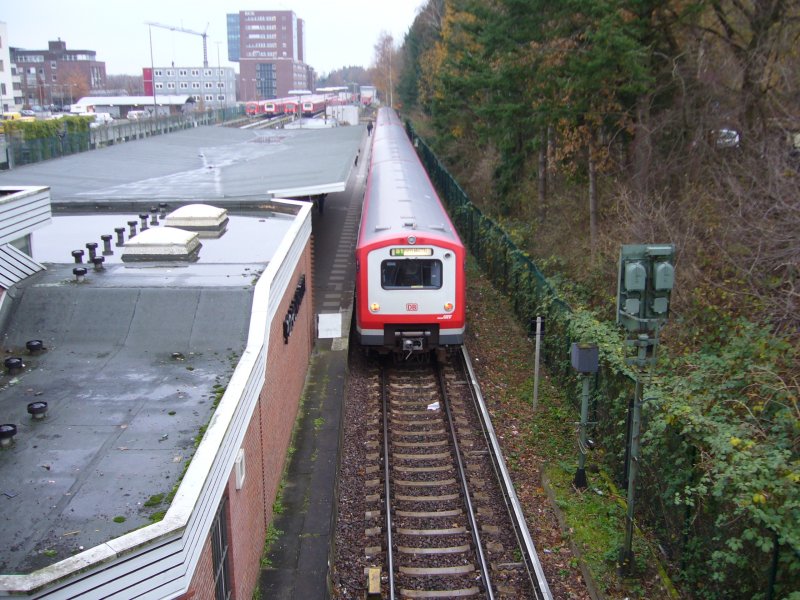 Dieser Zug hat jetzt Poppenbttel erreicht, wird in ungefhr 15 Minuten wieder aufbrechen, um auf der S1 nach Wedel zu fahren.  Aufgenommen am 15. November 2007