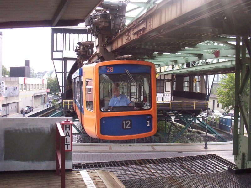 Dieser Zug hat soeben gewendet, er fhrt jetzt in Oberbarmen an den Bahnsteig in Richtung Vohwinkel.