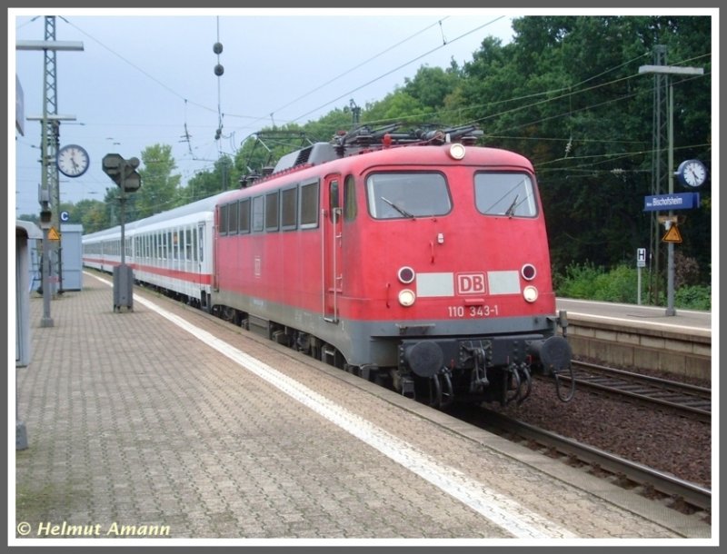 Dieser Zug mit 110 343 vor Intercity-Wagen fuhr am 13.09.2008 durch den Bahnhof Mainz-Bischofsheim. Er kam so berraschend, dass leider nur ein Foto am Bahnsteig mit verdecktem Fahrwerk mglich war, um diese seltene Garnitur im Bild festzuhalten. Offensichtlich handelte es sich um irgendeine berfhrungsfahrt, da die Wagen unbesetzt waren. 