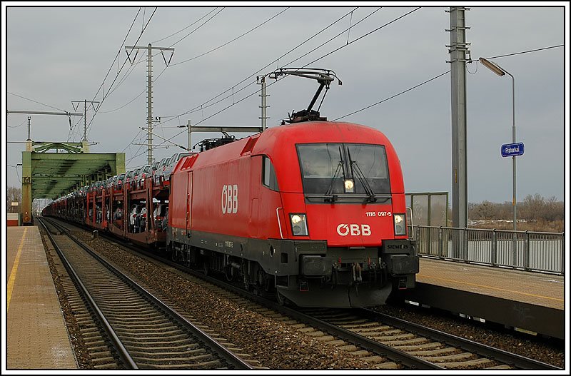 Dieser Zug mit Neuwagen (Audi und VW) kann meiner Meinung nach nur aus dem VW/Audiwerk in Bratislawa kommen. Gezogen von 1116 097, aufgenommen am 28.1.2007 bei der Haltestelle Praterkai in Wien.