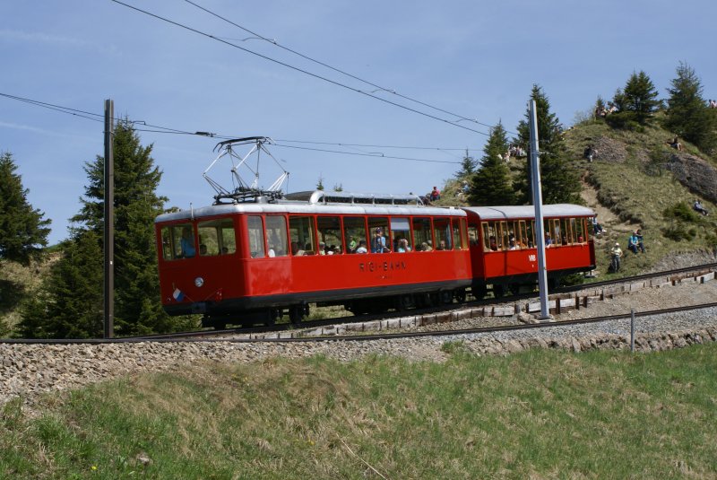 Dieser Zug sieht zwar auch historisch aus, ist aber noch regelmssig in Betrieb: BDhe 2/4 1 nhert sich am 21.5.09 Rigi Staffel.