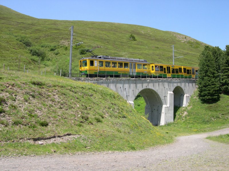Dieser Zug der Wengernalpbahn hat am 28.06.2005 mit dem Abstieg von der Kleinen Scheidegg nach Lauterbrunnen begonnen.