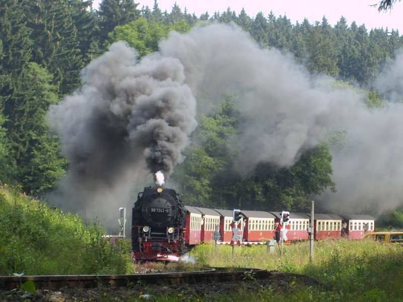 Dieser Zug zum Brocken ist so eben aus dem Bahnhof Drei Annen Hohne gestartet.
7.8.2007, 10:15