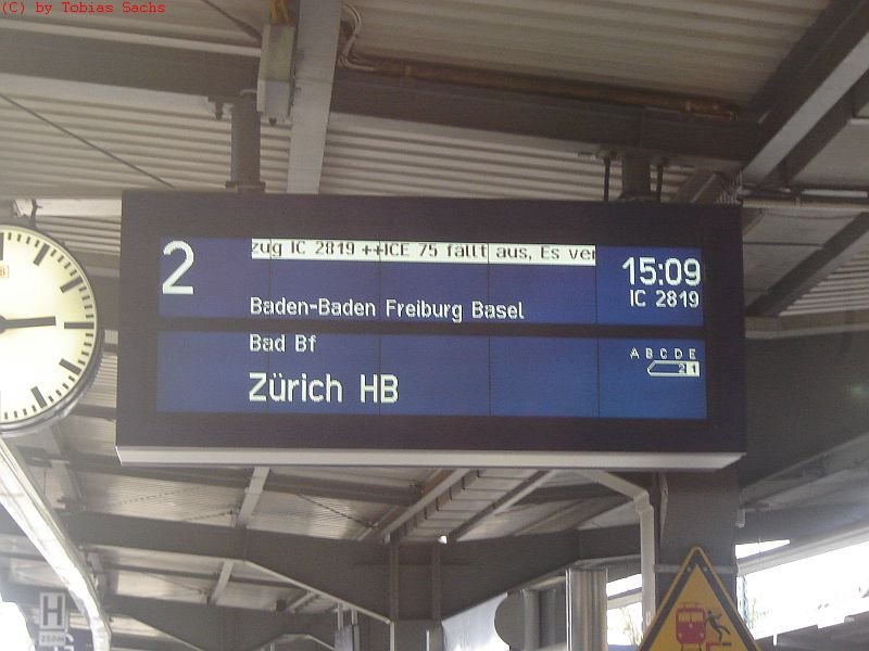 Dieser Zuglaufschild Gleis 2 im Karlsruher Hbf informiert: ICE 75 fllt aus, Ersatzzug IC 2819 ist betriebbereit. IC 2819 hat alle 1. Klasse Wagen und ein Steuerwagen sowie eine Br101-Lok. Fast alle 1. Klasse Wagen (Wagenreihe: Br101-Avmz-Apmz-Avmz-Apmz-Avmz-Apmz-Bimdzf) werden aus Ersatzgrnden als 2. Klasse hingewiesen. Ein einziger Apmz-Wagen neben dem Steuerwagen bleibt 1.-klassig.

Grund des Ersatzzugs ist die Baustelle bei Kenzingen (zwischen Freiburg und Offenburg). Ebenso gibt es noch ein Ersatzzug fr ICE 3 ist ein ICE 1, weil ICE 3 in Karlsruhe endet und nicht weiter nach Basel kommen kann.