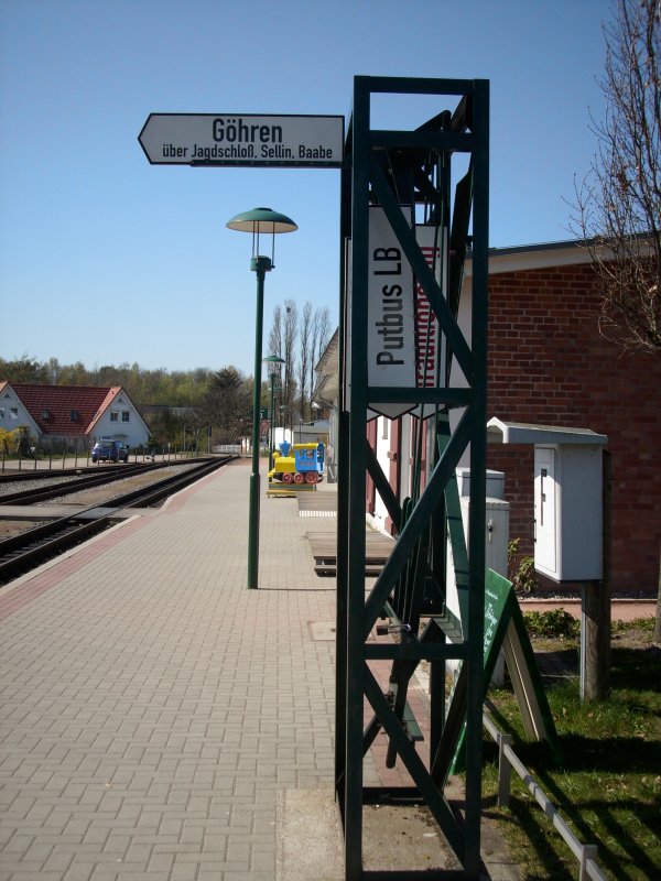 Dieser Zugzielanzeiger kndigt den Rasenden Roland in Richtung Ghren an.Aufgenommen am 25.April 2009 in Binz.