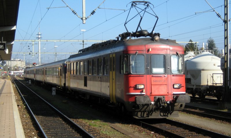 Dieser zusammengewrfelte Ersatzzug bernahm am 25. Oktober 2008 den ICE von Zrich nach Singen. Der Pendelzug stammt aus dem S24 Umlauf (Zrich HB - Horgen Oberdorf).