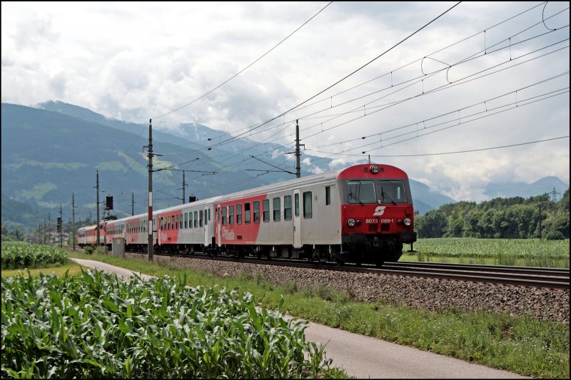 Dieser Zusammengewrfelte REX 1511 von Innsbruck Hbf nach Salzburg Hbf ist bei Schwaz unterwegs. An der Zugspitze ist der 8073 069 als Steuerwagen eingereiht. 
