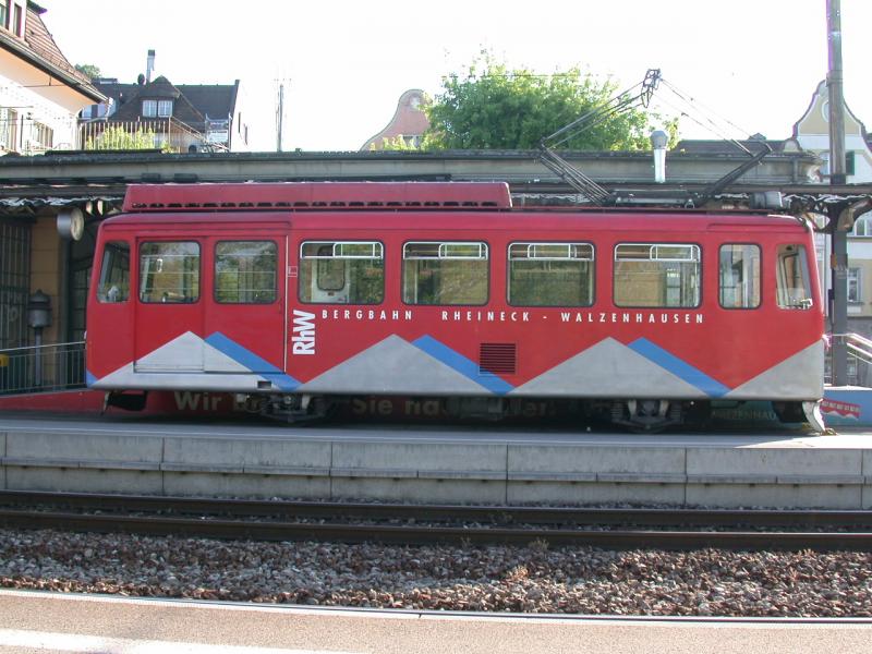 Dieser zweiachsige Zahnradtriebwagen ist das einzige Fahrzeug der Bergnahn Rheineck Walzenhausen. Es ist die Krzeste der Appenzeller Bahnen mit einer Streckenlnge von lediglich 1898 Metern. Die Hhendifferenz betrgt allerdings 272 Meter bei einer maximalen Steigung 25%. (20.05.2004)