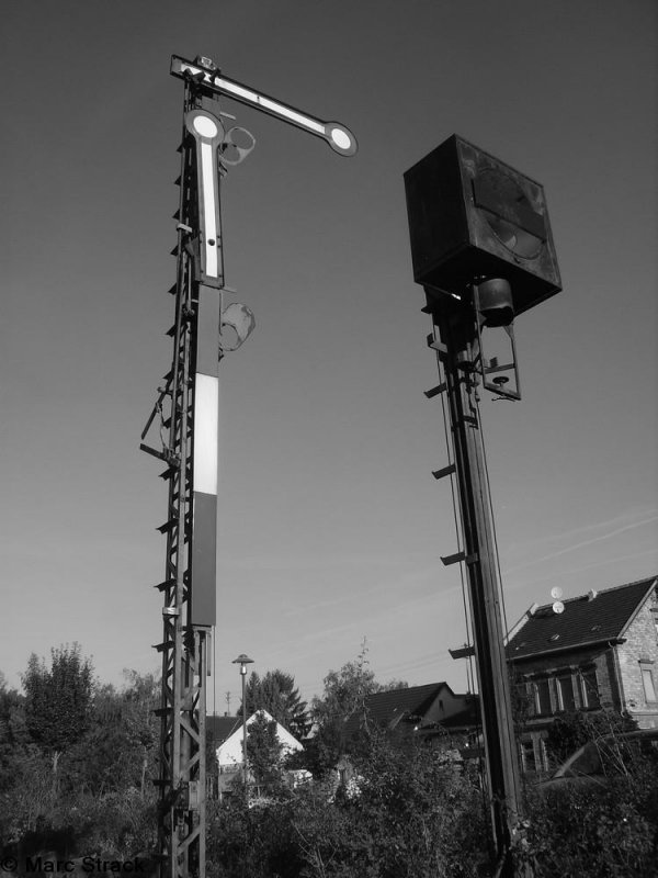 Dieses als Denkmal aufgestellte Flgelsignal ist meiner meinung nach ein Symbol fr stillgelegte Strecken und Bahnanlagen.
Zugewachsen und festgerostet,so sieht es in fast ganz Deutschland aus.