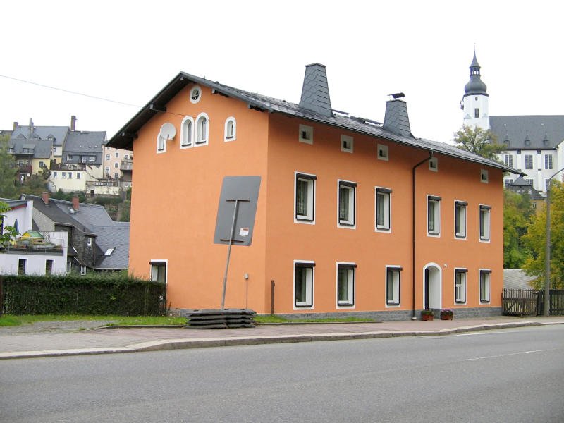 Dieses alte Bahnhofsgeb�ude war bis 1952 in Schwarzenbeg in Betrieb, bevor die Bahn neu trassiert und infolge des Uranbergbaus zweigleisig ausgebaut wurde.