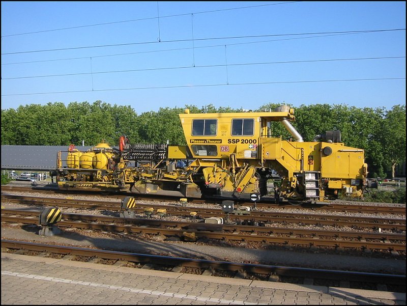 Dieses Baufahrzeug der DB vom Typ Plasser & Theurer SSP 2000 stand am 23.06.2006 in Karlsruhe Hbf.