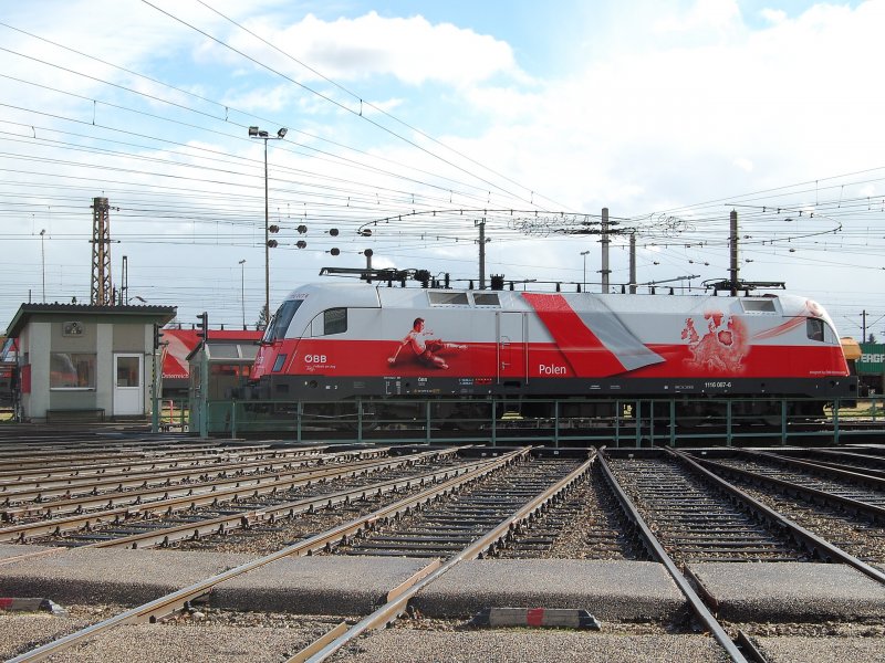 Dieses Bild vom 02.03.2008 zeigt
die 1116 087  EM-Polen  auf der Drehscheibe in Wels.
Im Hintergrund schimmert die �stereichlok etwas durch.