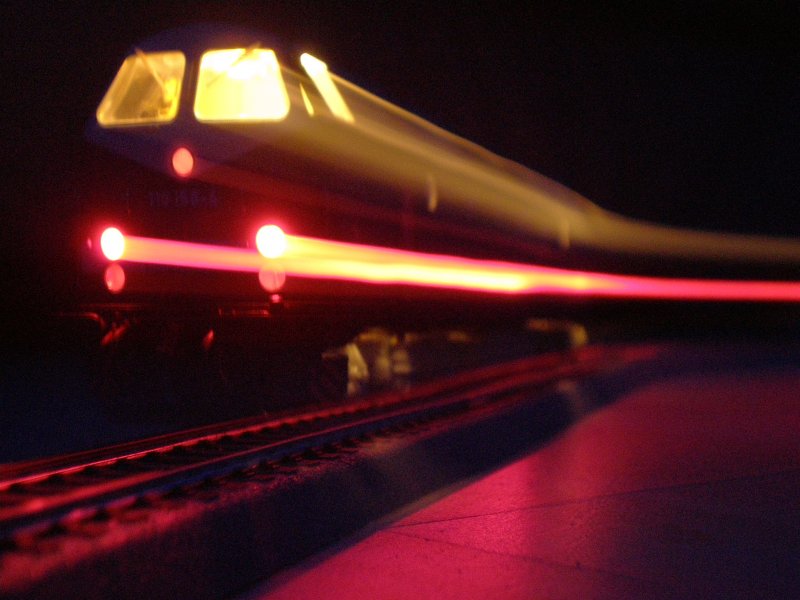 Dieses Bild von der 119 158-4 beim Fahrtrichtungswechsel entstand
in einer Kreativpause (oder auch Langeweile).Irgendwie find ich´s
gelungen,deshalb wollte ich es euch nicht vorenthalten.