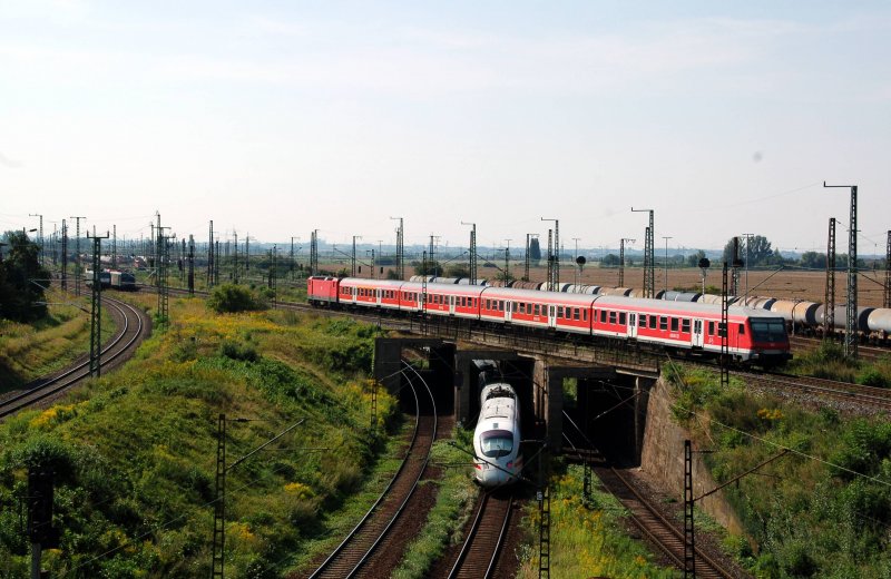 Dieses Bild bot sich uns am 15.08.09 in Gro�korbetha. W�hrend oben die RB nach Eisenach gleich einen Halt einlegen wird, braust unten ein ICE durch.