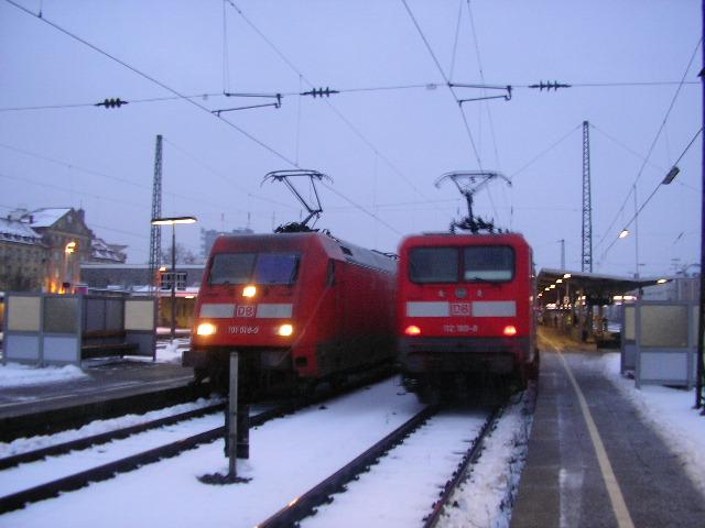 Dieses Bild kam durch beidseitige Versptungen zustande: 101-019 vor IC 2163 Karlsruhe - Nrnberg (7 min) und 112-169 am Zugschluss von IRE 4910 Stuttgart - Karlsruhe (5 min). Pforzheim Hbf, 10.2.06