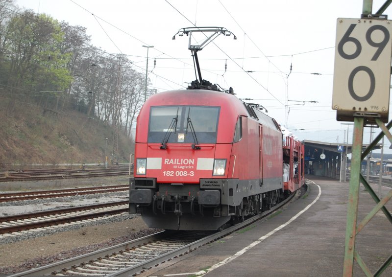 Dieses Bild macht deutlich an welchen Streckenkilometer sich 182 008-3 mit ihrem FIR 51607 Seelze Rbf - Mnchen Nord Rbf auf der KBS 350 befindet. Aufgenommen in Kreiensen am 8.4.2009