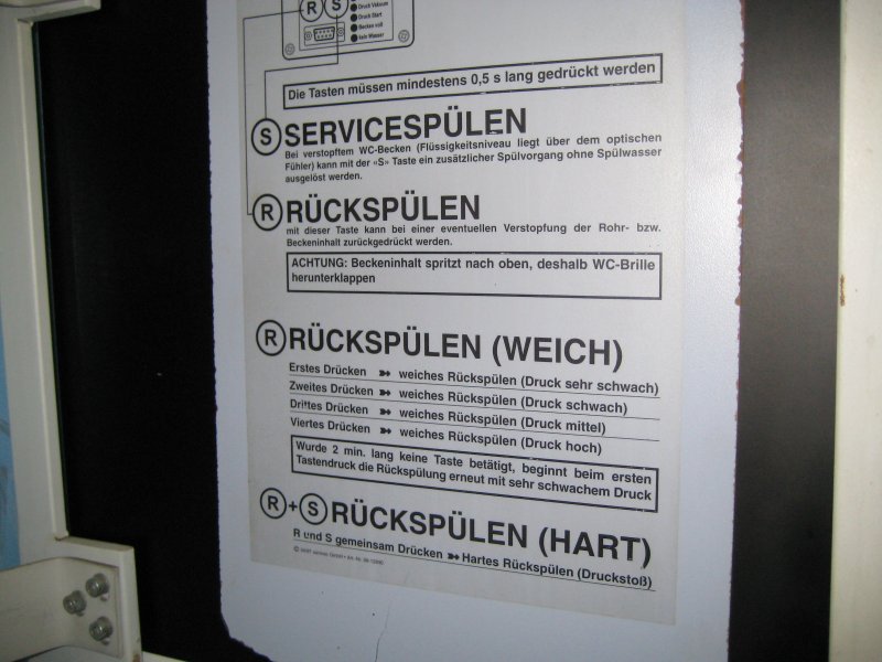 Dieses Bild nahm ich auf der Toilette einer Br 614 auf. Als der Zug stark abbremste ffnete sich durch den Ruck der Spiegel, hinter ihm war dieses Schild, sowie eine Anlage zum Bedienen der Anlage verborgern. Dieses Triebfahrzeug war gerade auf der Heidebahn (KBS 123) unterwegs