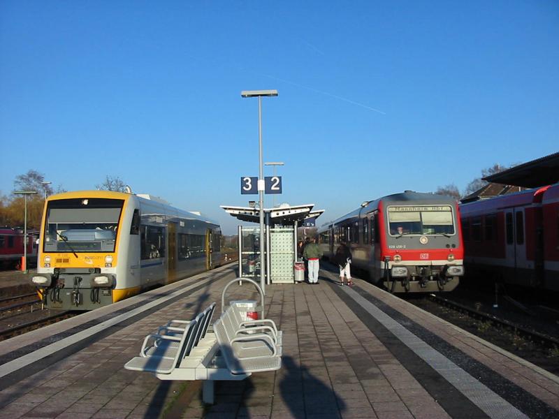 Dieses Bild ist seit 11.12.2005 Geschichte in Alzey, die Regioshuttles von Connex fahren nun nicht mehr nach Alzey sondern die 628er.
Links BR650 nach Kirchheimbolanden und daneben 628-458 nach Mannheim Hbf.