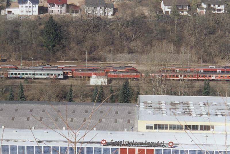 dieses Bild einer Zugparade, bestehend aus 218er und Talenten wurde im Frhling 2003 in Gerolstein vom Burgberg aus aufgenommen.