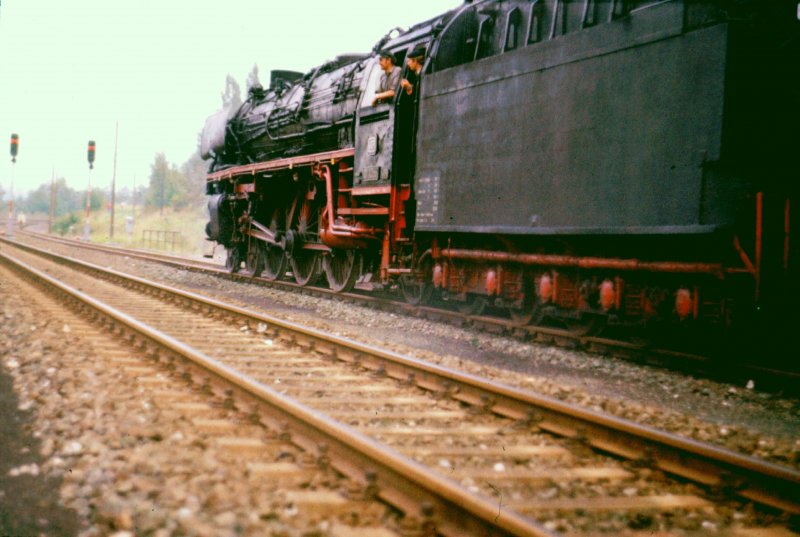 Dieses Bild ist zwar schief und doch gerade. Als bei einer der Steigungsfahrten das Einfahrsignal Halt zeigte, stieg ich aus um die  012 an dieser Stelle einmal zu fotografieren. Eine kleine Wasserwaage zeigte mir was eben ist und zeigt die Steigung so umso deutlicher. Schiefe Ebene 1975 mit 012 061 und 23 019.  (gescanntes Dia)