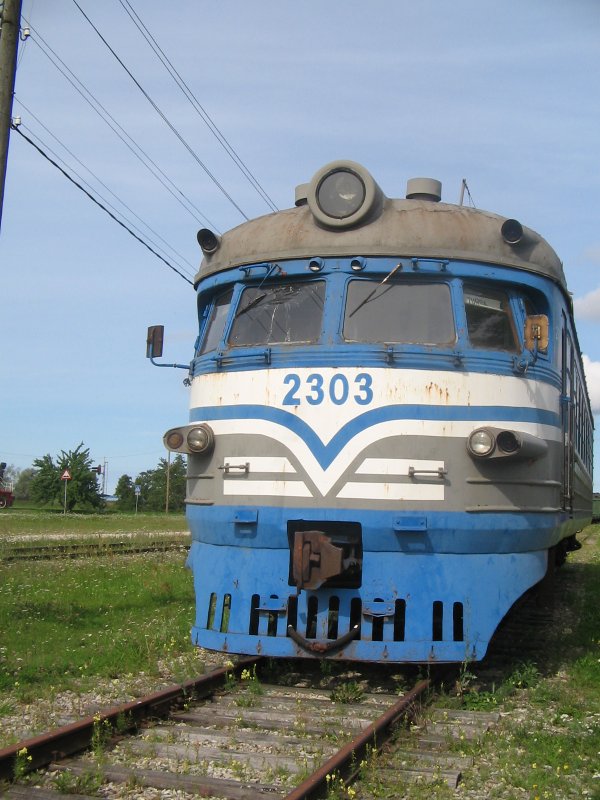 Dieses bullige Gef�hrt steht im Eisenbahnmuseum in Haapsalu. Die Rostspuren zeugen davon, dass dieses Gef�hrt schon lange hier steht und vor sich hingammelt.