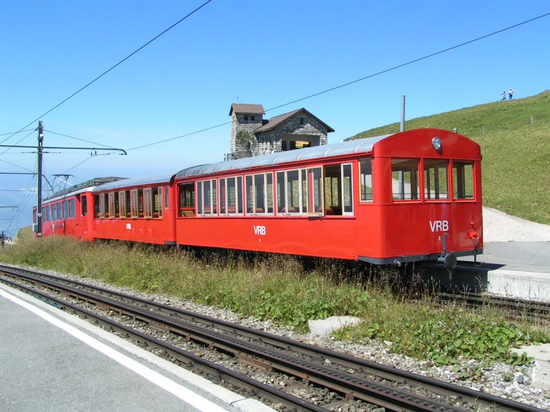 Dieses Dreiergespann hat die Haltestelle Rigi Kulm vor kurzem in Richtung Vitznau verlassen. 04.08.07