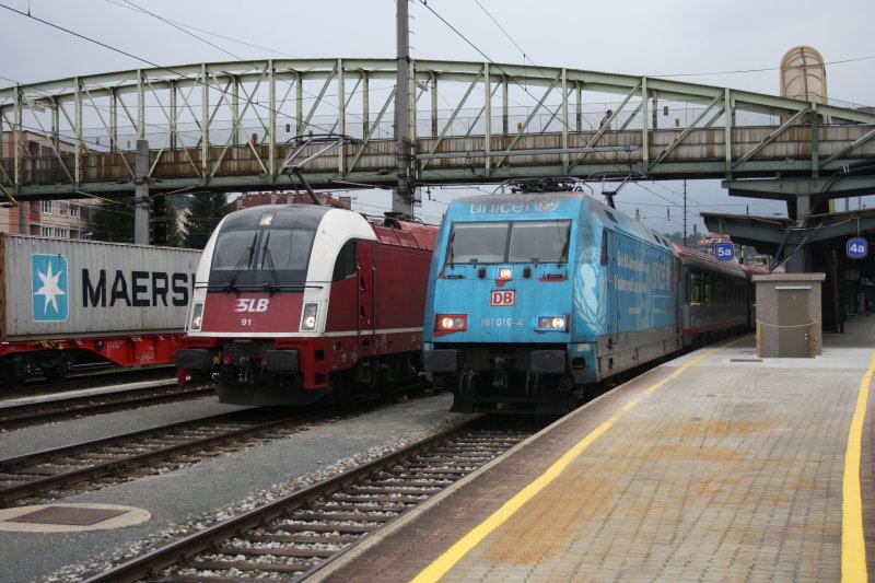 Dieses Duo, bestehend aus 1216 940-7  Salzburger Lokalbahn  und 101 016-4  UNICEF  , fuhr mir am 30.07.09 in Salzburg vor die Linse. 