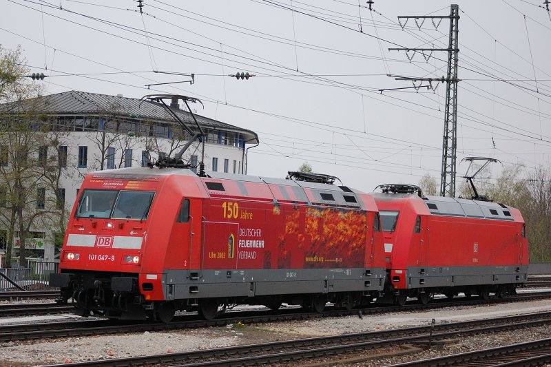 Dieses Duo war dann das Sahnehubchen des Tages... dachte ich... 101 047-9  Feuerwehrverband  und  nackt  101 098-2 als Lz Richtung Augsburg... Ihre nchsten Planleistungen hatten beide ab Stuttgart.  