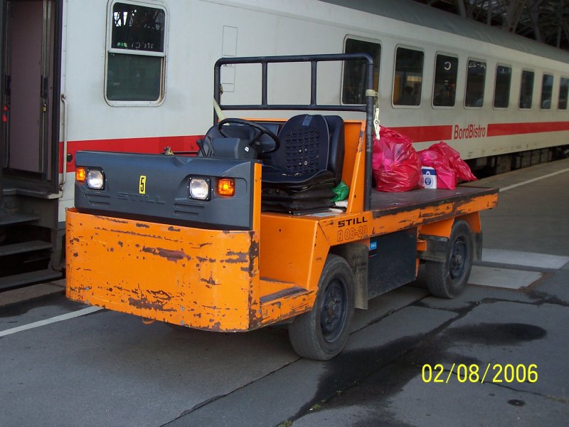 Dieses Fahrzeug der DB brachte neue Vorrte fr das BordBistro eines IC. Leipzig Hbf den 02.08.2006