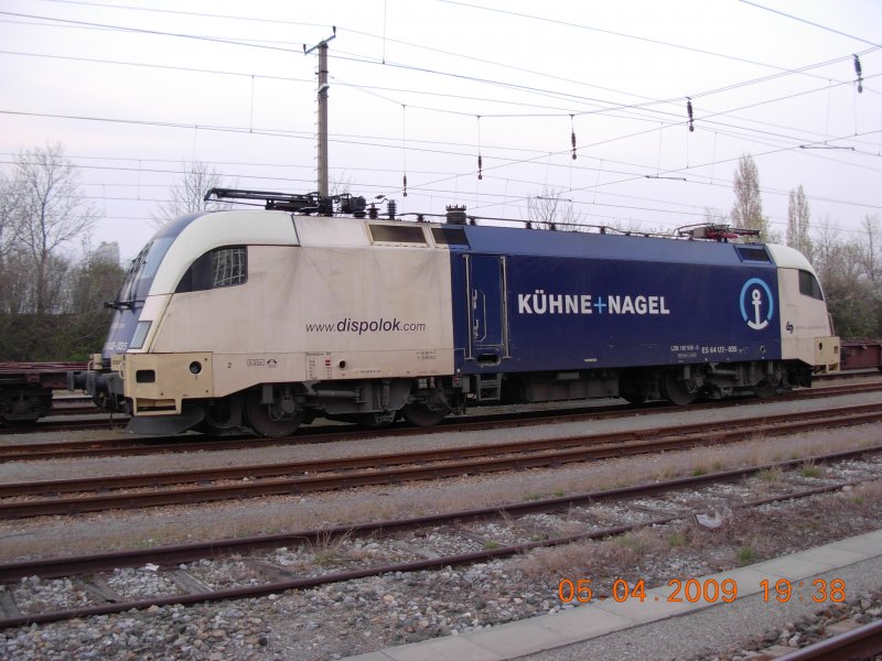 Dieses Fahrzeug gibt es nur als Einzelexemplar; die Siemens-Dispolok ES 64 U2 - 035 von Khne+Nagel war am 5.4.2009 auf dem Wiener Donauuferbahnhof abgestellt.