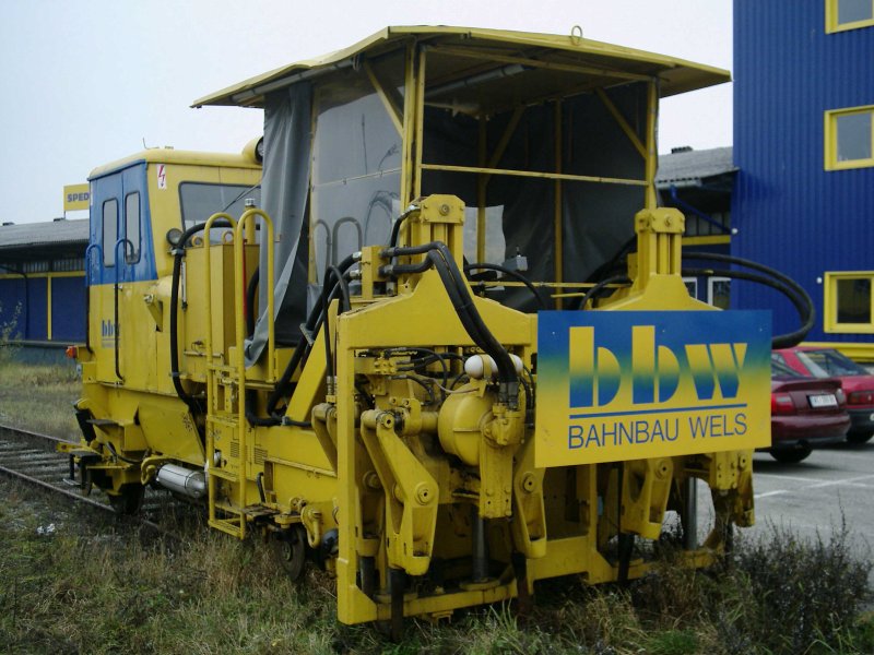 Dieses Fahrzeug mit Kabine steht beinahe direkt an der Stra�e und scheint mehr ein Aush�ngeschild als in Verwendung zu sein...[02.12.06]
