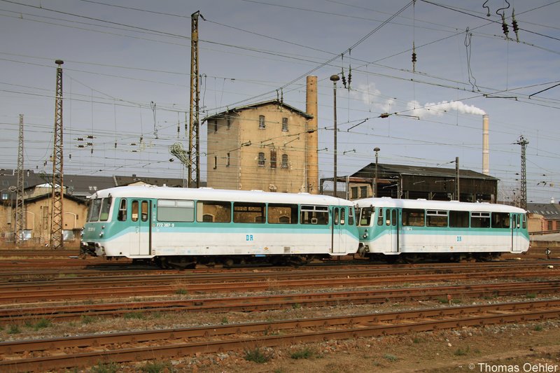 Dieses Ferkeltaxen-Doppel, bestehend aus 772 312 und 772 367 der Traditionsgemeinschaft Ferkeltaxi fhrt hier am Vormittag des 31.03.07 aus dem Chemnitzer Hbf aus. Es handelt sich wohl um eine berfhrungsfahrt, (eventuell ins SEM Chemnitz, fr die Ostersonderfahrt nchste Woche) da keine Passagiere zu sehen sind.