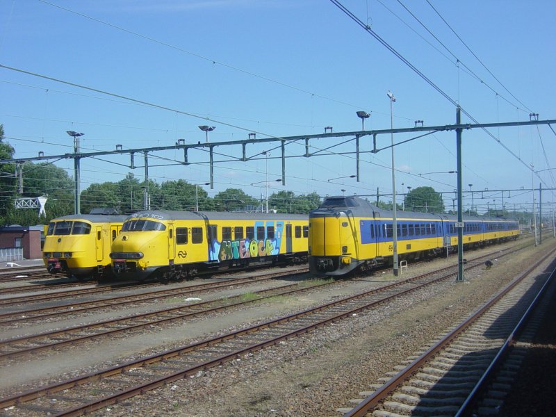 (Dieses Foto ist aus ein anderen Zug genommen, also offen zugnglich!) Drei Triebzuge stehen am Abstellbahnhof vom hollndischen Den Haag: ein SGM CityPendel (Plan Y), ein Mat'64 und ein Koploper.