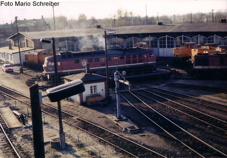 Dieses Foto entstand im Bw Wustermark ca.1996!! Auf dem Bild zusehen ist eine Br.232 und zahlreiche Br.106 und eine Br.110!! Br.232 wird gerade auf der Drescheibe 1 gewendet!!