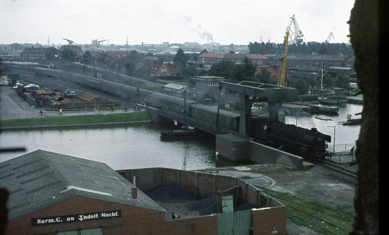 Dieses Foto erforderte doch einigen Mut, es wurde aus dem alten zerst�rten Bunker am Emdener Hafen geschossen, denn nur von hier aus konnte man in den 70er Jahren eine 012 auf der Hubbr�cke �ber das Hafenbecken ablichten  