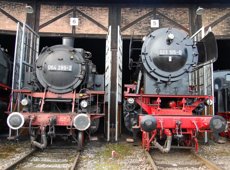 Dieses Foto htte man noch in 70ern in mehreren Bw's schieen knnen. Hier im Museum in trauter Eintracht 64 289 neben der sich genesenden 23 105, zumindest im Frontbereich.